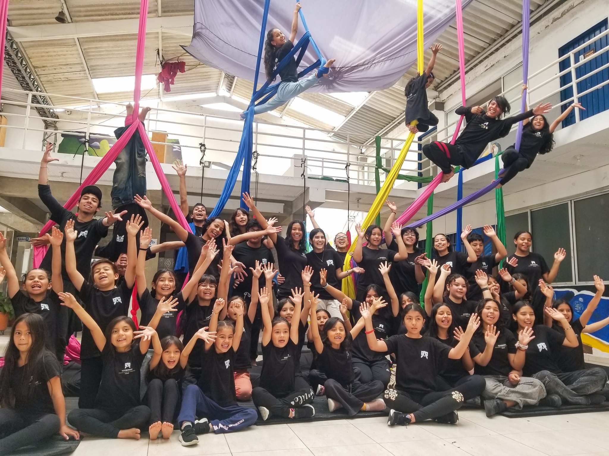 Estudiantes de Teatropolis en presentación teatral